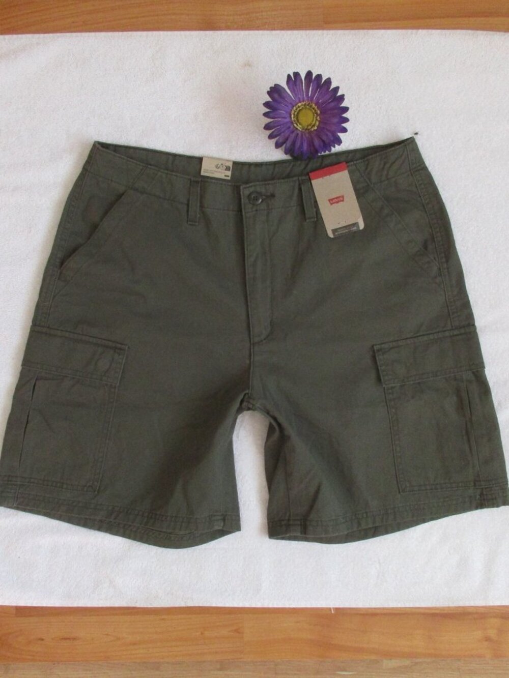 New LEVI'S Shorts Size 32 Green Cargo Bermuda